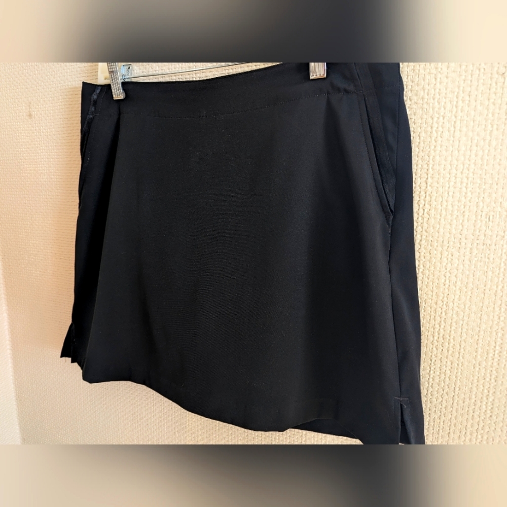 Black Lady Hagen golf skirt with 2 front pockets and 1 back pocket.